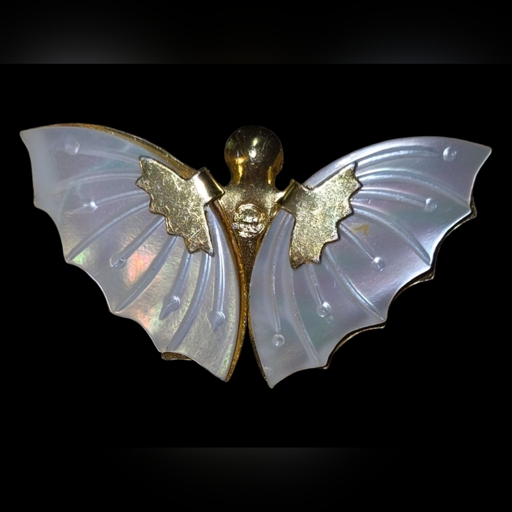 Vintage 1950's/1960's Mother of Pearl Gold Tone Elegant Butterfly 1¼"× Brooch